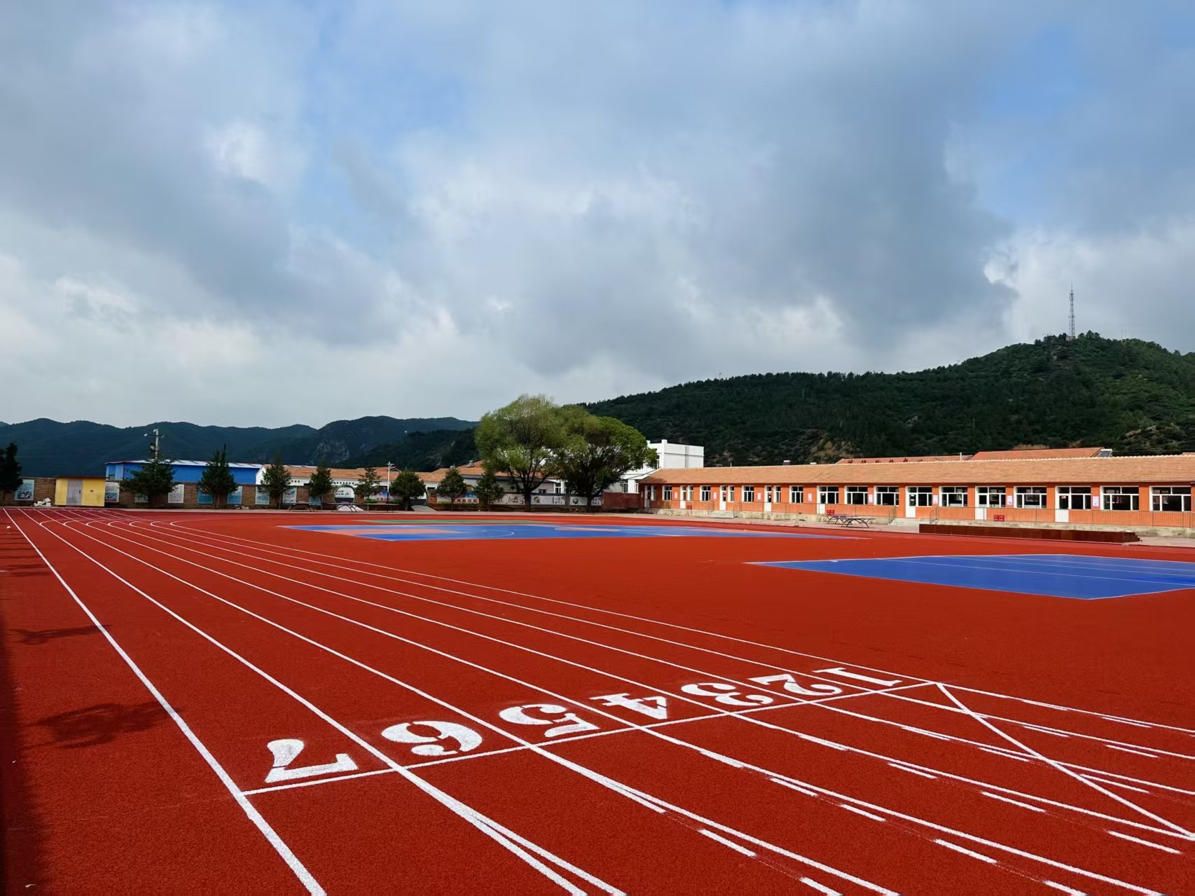 吉安市自结纹塑胶跑道塑胶地坪 - 一站式服务